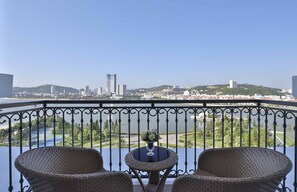 Deluxe King Bed | Terrace/patio - Vinpearl Resort & Spa Ha Long  (Ha Long)