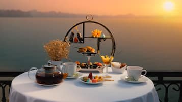 3 restaurantes; se sirve cocina vietnamita