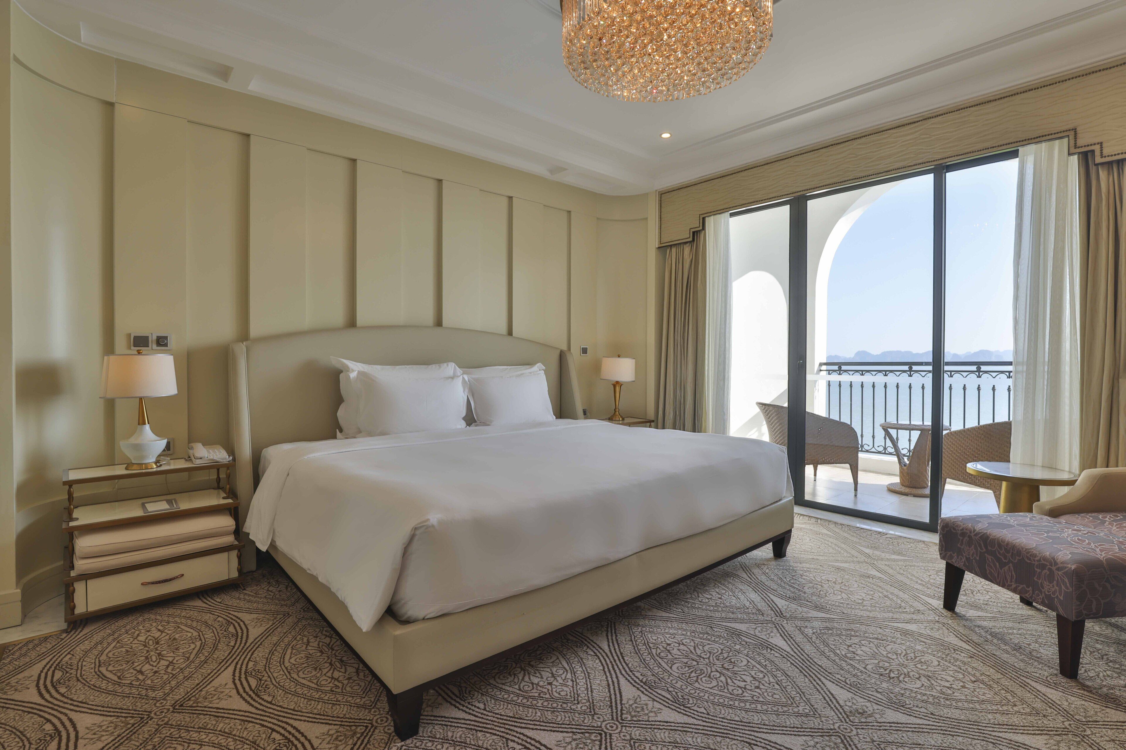 Executive Suite King Bed | Minibar, in-room safe, desk, soundproofing