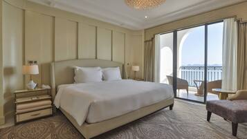 Executive Suite King Bed | Minibar, in-room safe, desk, soundproofing