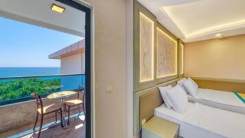 Een minibar, een kluis op de kamer, een bureau, gratis babybedden