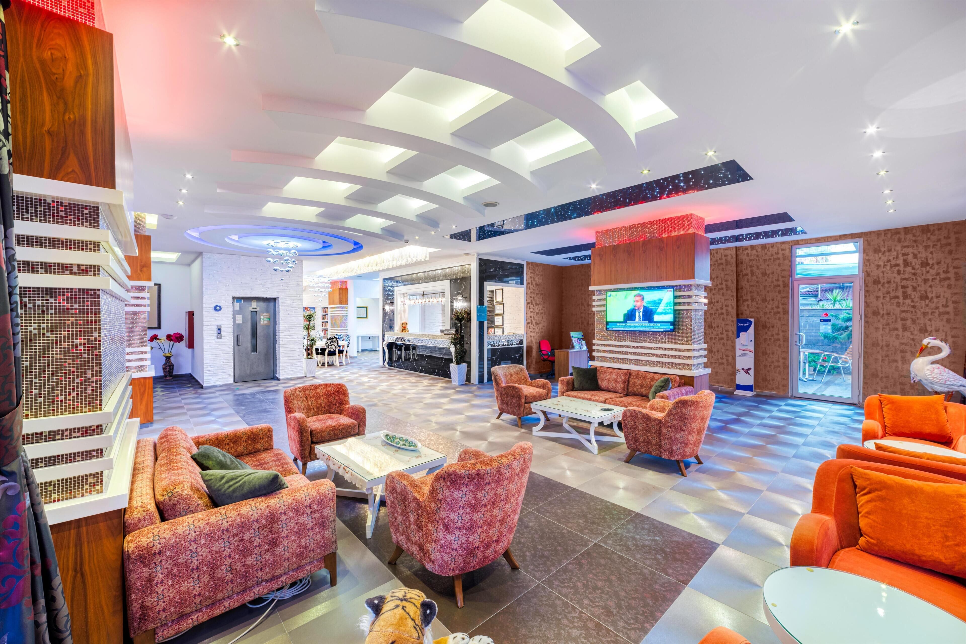 Een minibar, een kluis op de kamer, een bureau, gratis babybedden