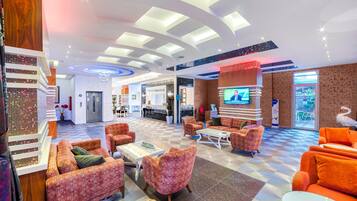 Een minibar, een kluis op de kamer, een bureau, gratis babybedden