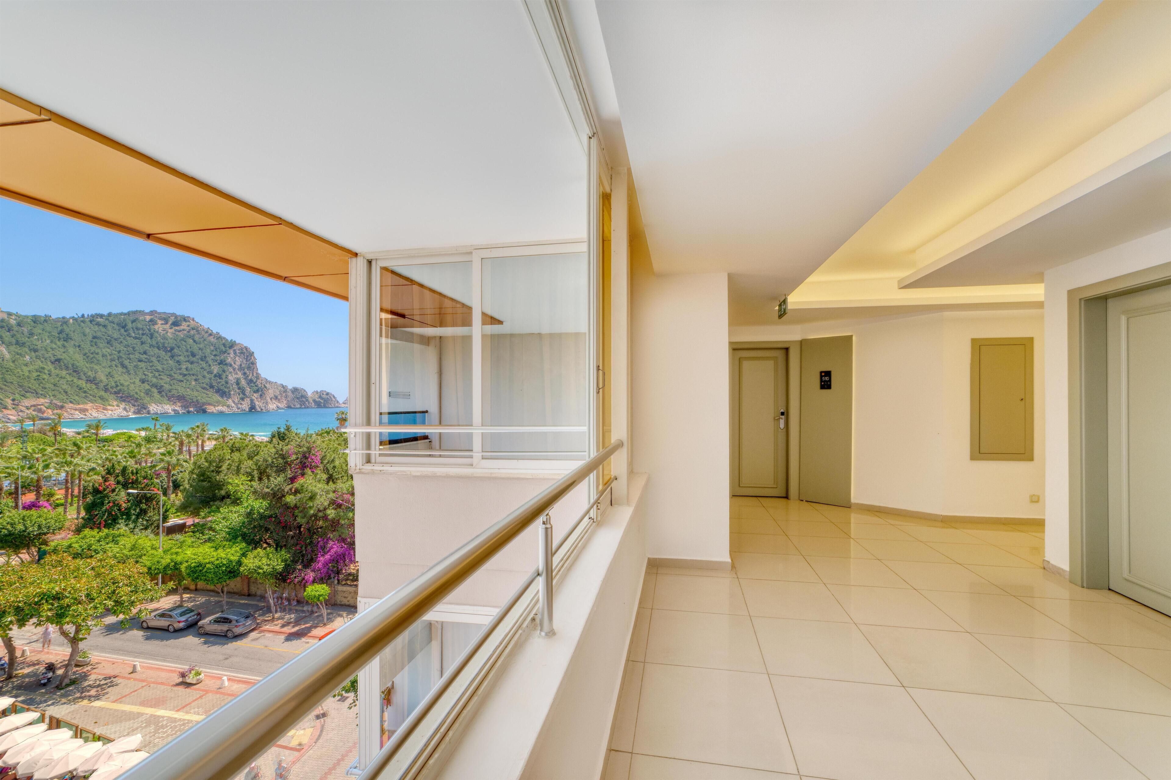 Een minibar, een kluis op de kamer, een bureau, gratis babybedden