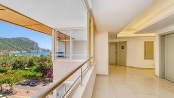 Een minibar, een kluis op de kamer, een bureau, gratis babybedden