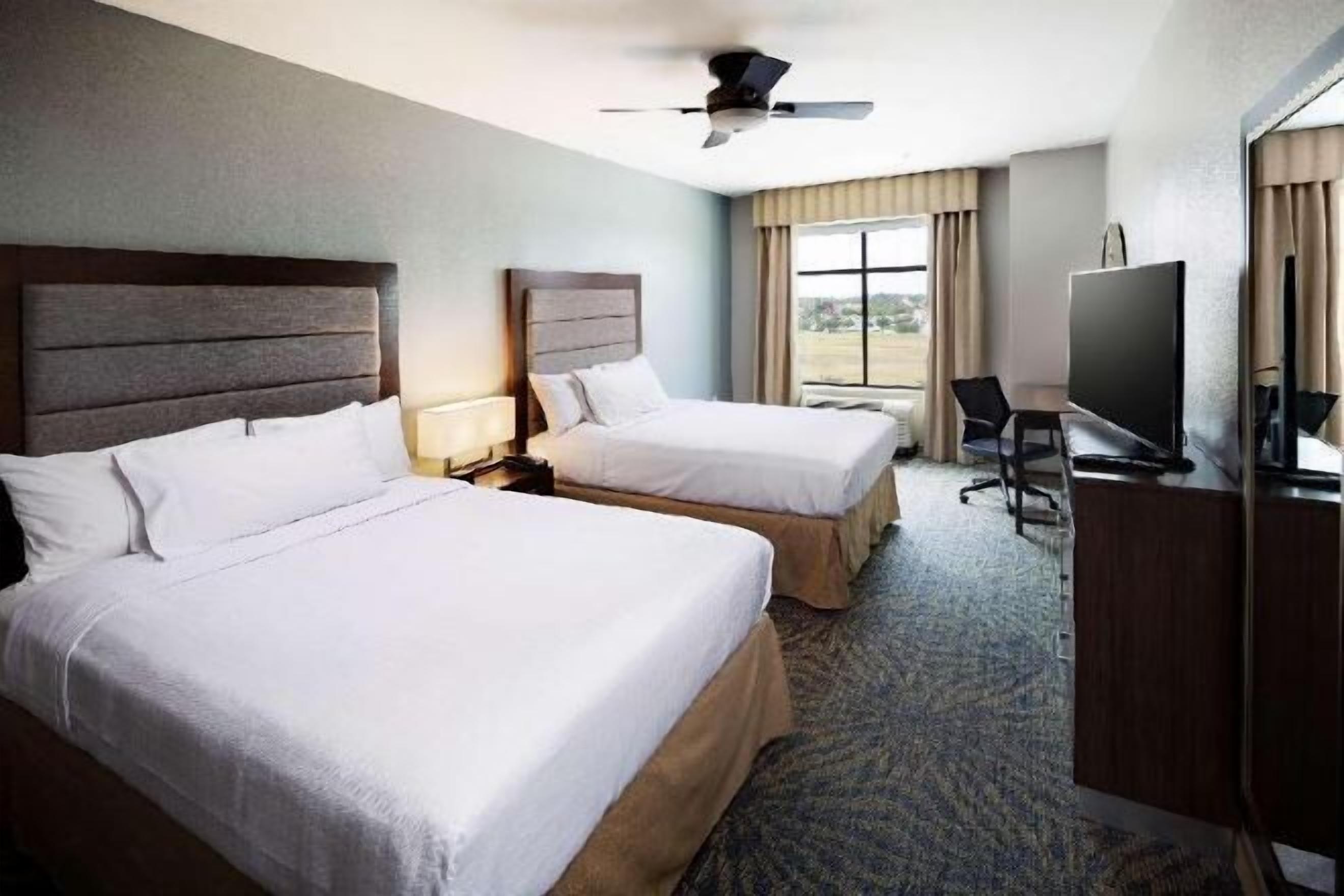 Camas con pillow-top, caja de seguridad en la habitación y escritorio 