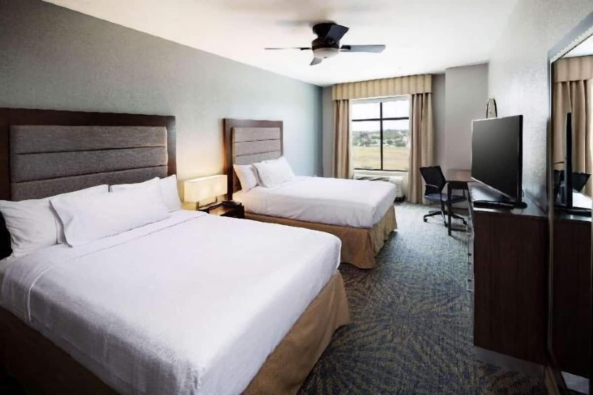 Camas con pillow-top, caja de seguridad en la habitación y escritorio