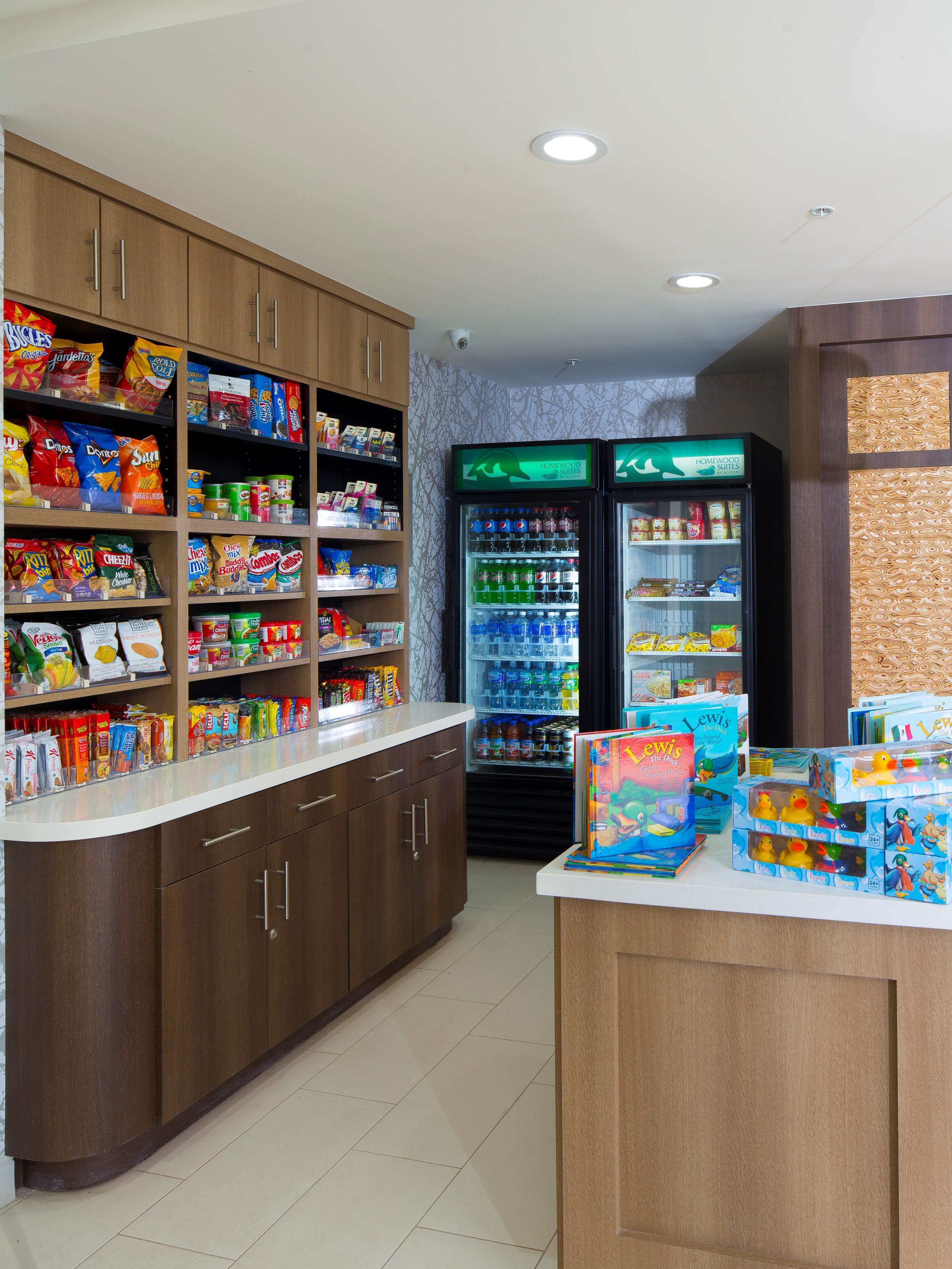 Een kiosk voor snacks en drankjes met een divers aanbod en een etalage met het spel Lewis & Clark.