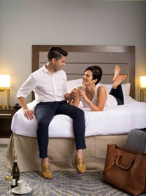 Camas com colchões pillow-top, cofres nos quartos, escrivaninha