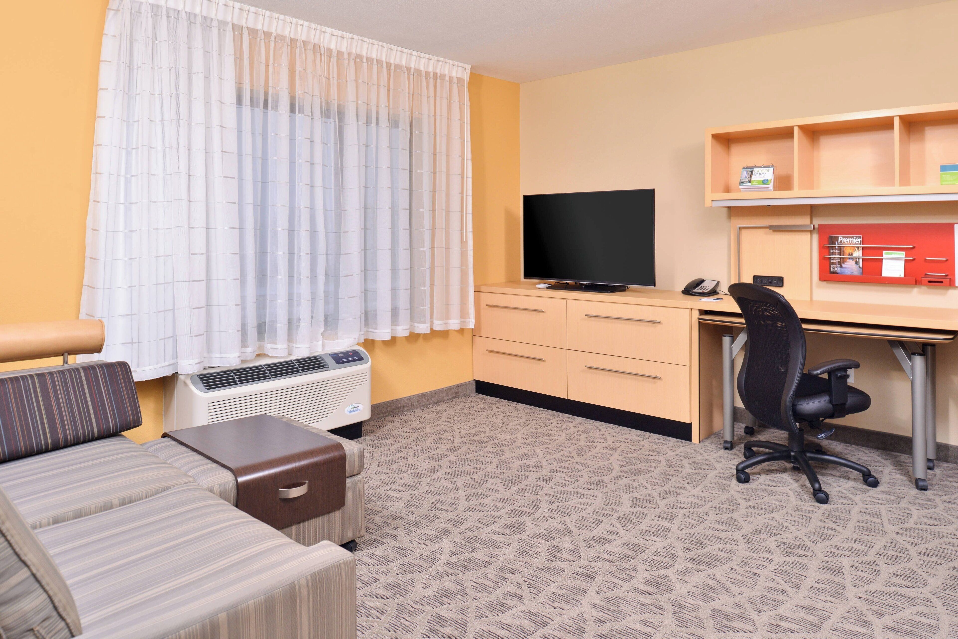 suite, 1 bedroom | living room | 32-inch lcd tv with cable channels, tv