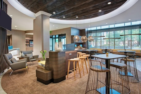 Lobby. SpringHill Suites by Marriott Milwaukee Downtown