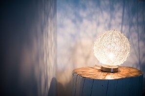 A spherical light fixture on a wooden base. - B&B Sa Cruxitta (Portoscuso)