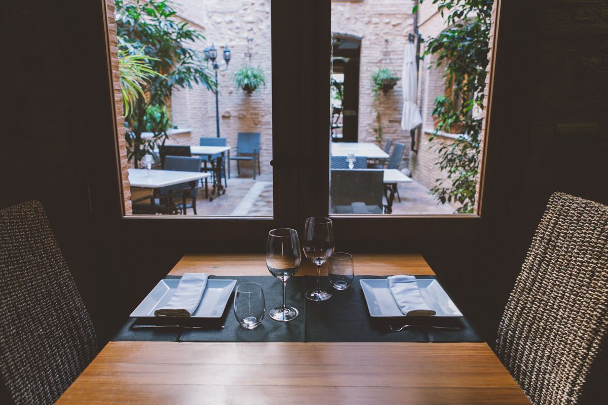 Serveert ontbijt, lunch en diner