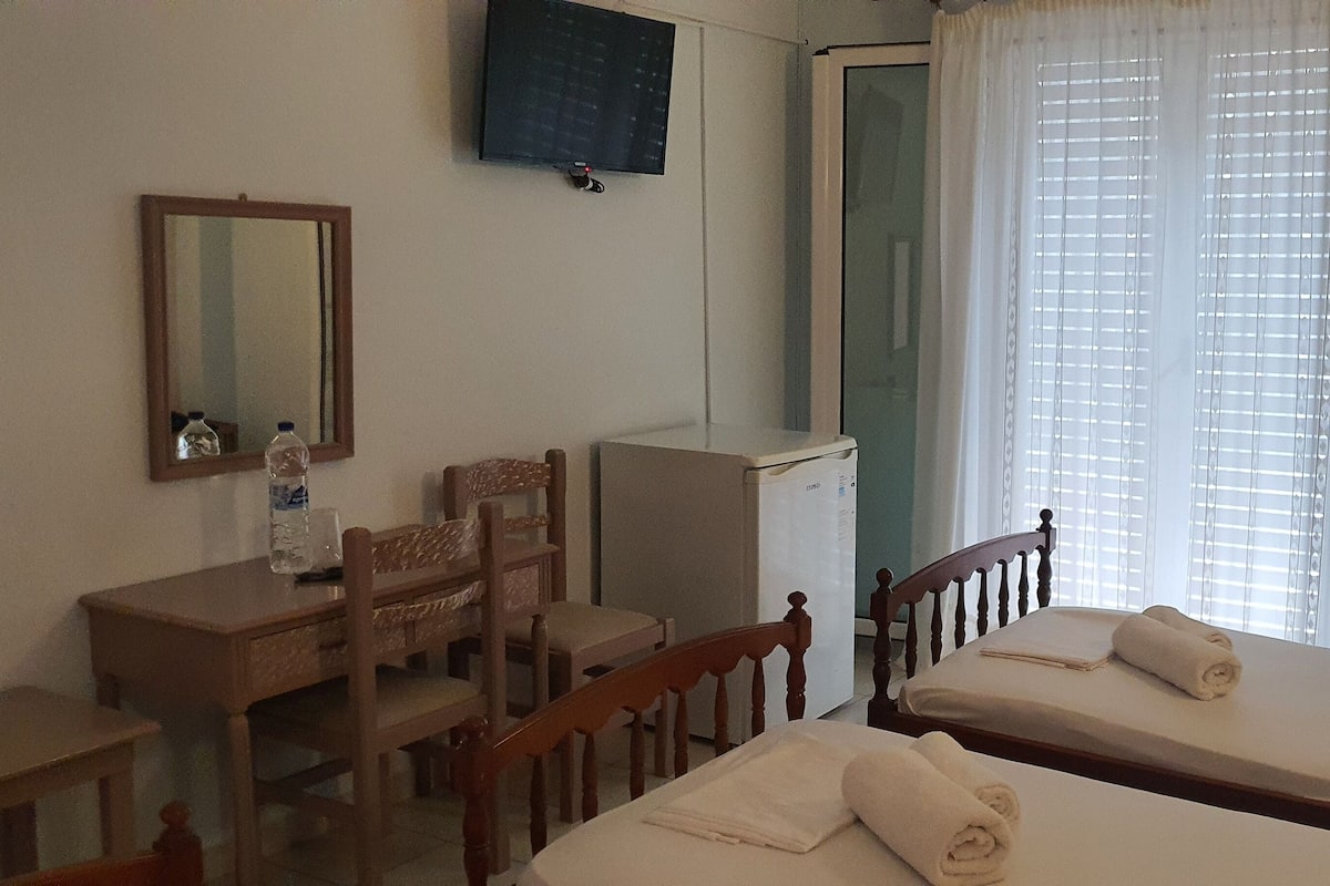 Kamer, 1 twee- of 2 eenpersoonsbedden, 1 tweepersoonsbed of 2 eenpersoonsbedden | Een kluis op de kamer, extra bedden, gratis wifi, beddengoed