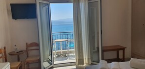 Triple Room, Sea View | In-room safe, rollaway beds, free WiFi, bed sheets - Artemis Hotel (Eretria)