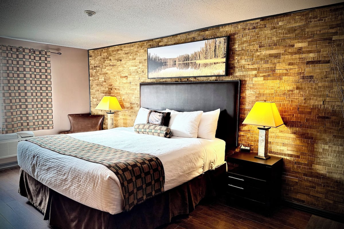 Standard Room, 1 King Bed, Non Smoking | Premium bedding, pillowtop beds, desk, free WiFi