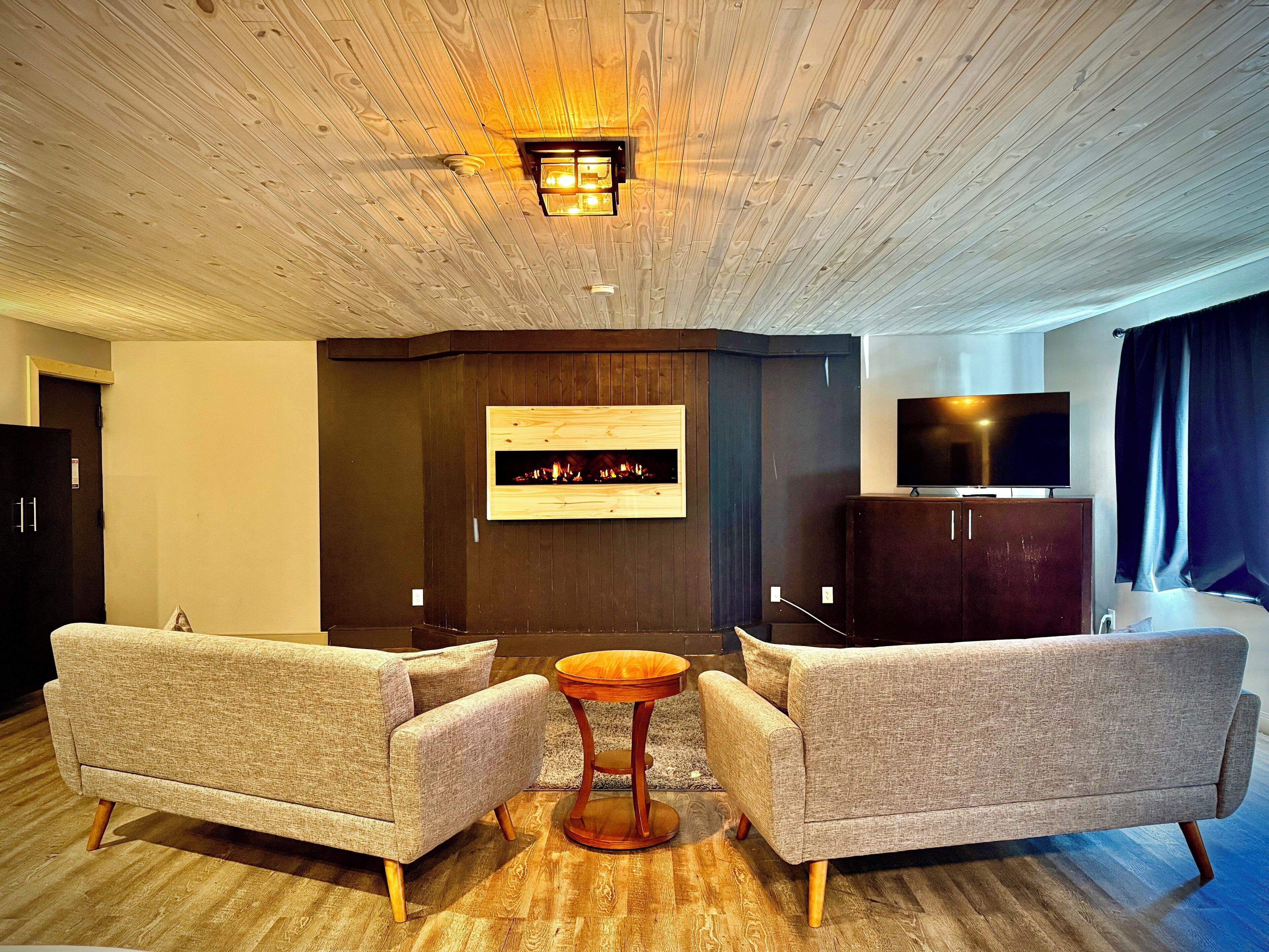 premium bedding, pillow-top beds, desk, free wifi