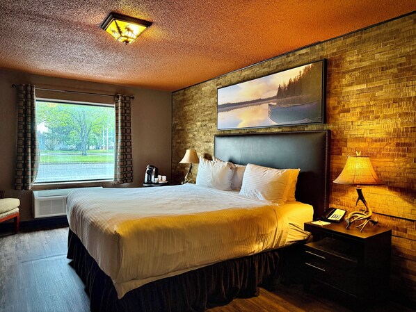 Standard Room, 1 King Bed, Non Smoking | Premium bedding, pillowtop beds, desk, soundproofing