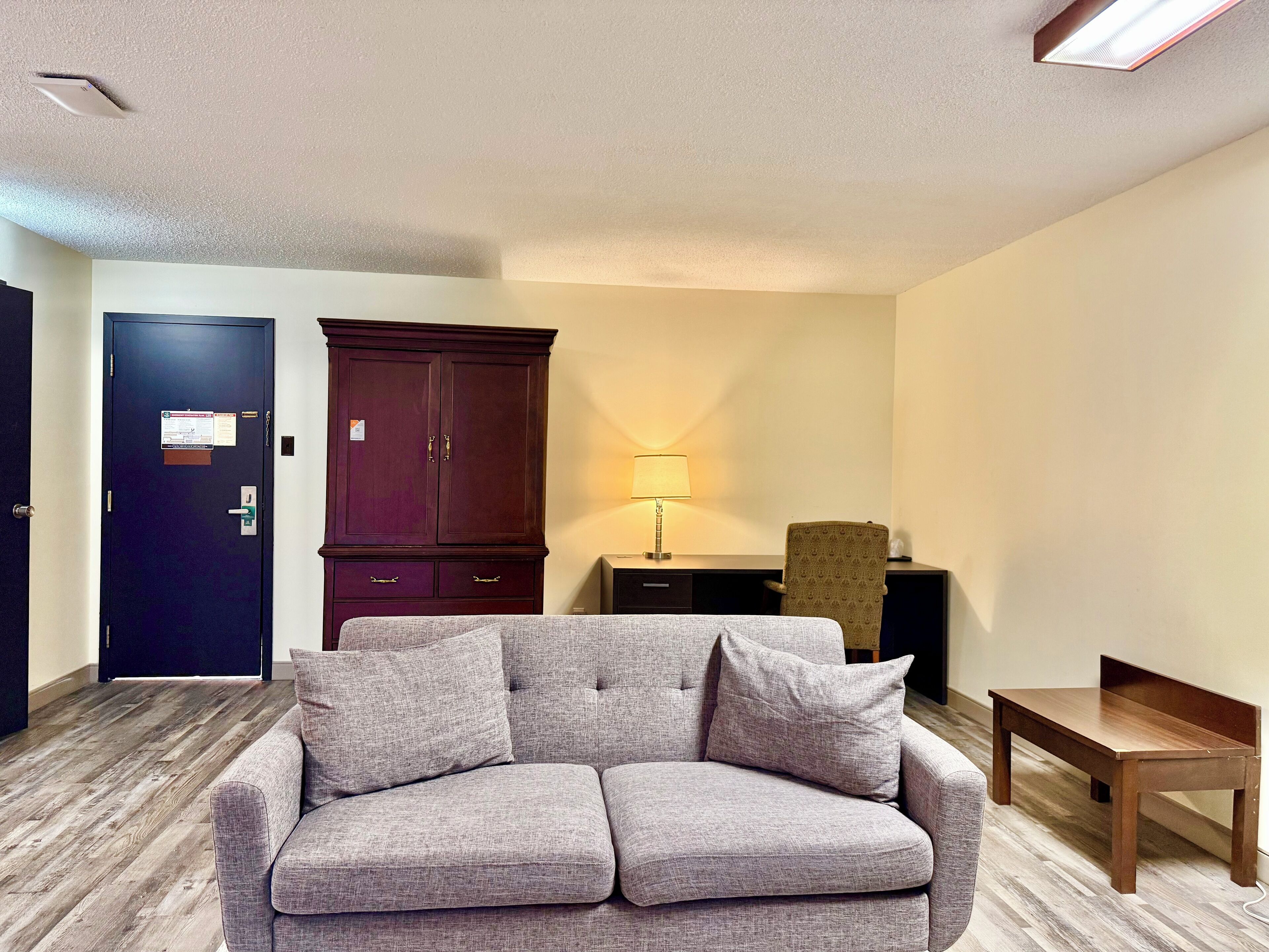 premium bedding, pillow-top beds, desk, free wifi