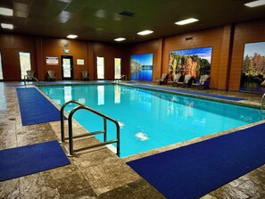 Inomhuspool och solstolar