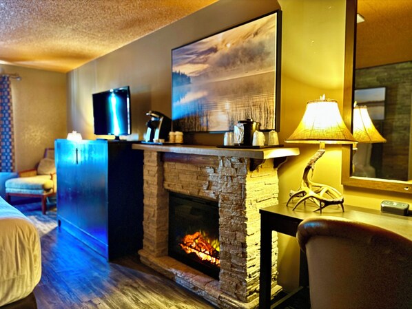 Ylelliset vuodevaatteet, pillowtop-patjalliset sängyt, työpöytä