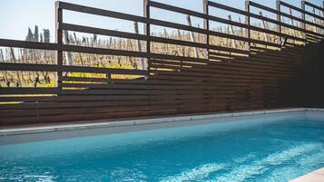 Piscine extérieure, parasols de plage, chaises longues
