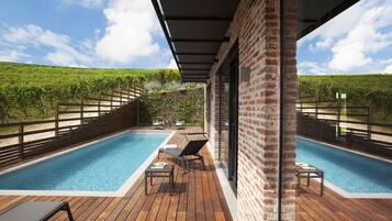 Piscine extérieure, parasols de plage, chaises longues