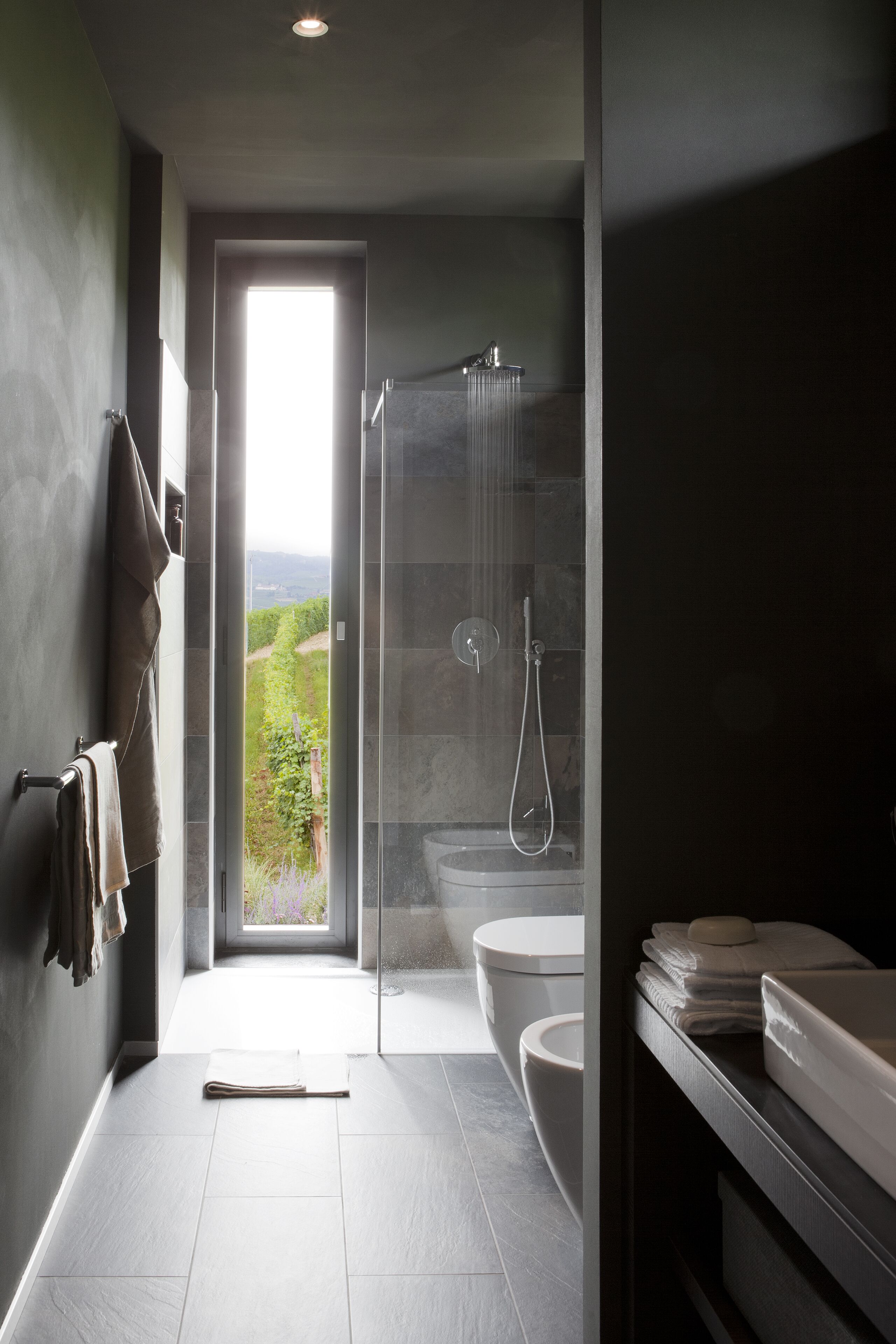 Suite romántica, terraza | Baño | Ducha, artículos de higiene personal ecológicos y secador de pelo