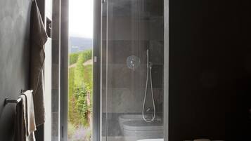 Suite romántica, terraza | Baño | Ducha, artículos de higiene personal ecológicos y secador de pelo