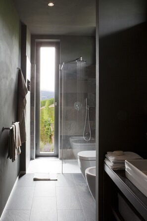 Romantik-suite - terrasse | Badeværelse | Bruser, miljøvenlige toiletartikler, hårtørrer, badekåber