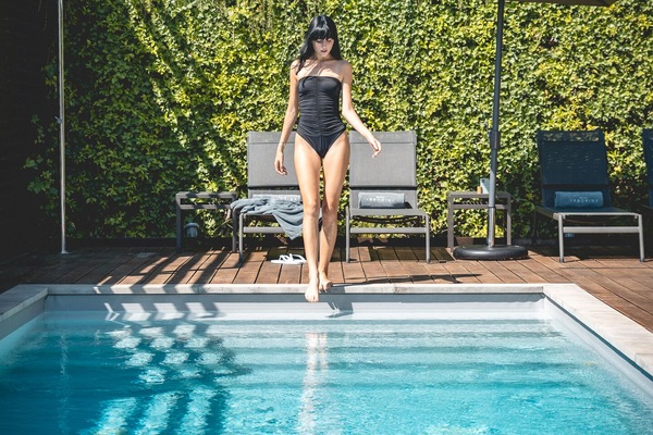 Außenpool, geöffnet von 10:00 Uhr bis 19:00 Uhr, Sonnenschirme