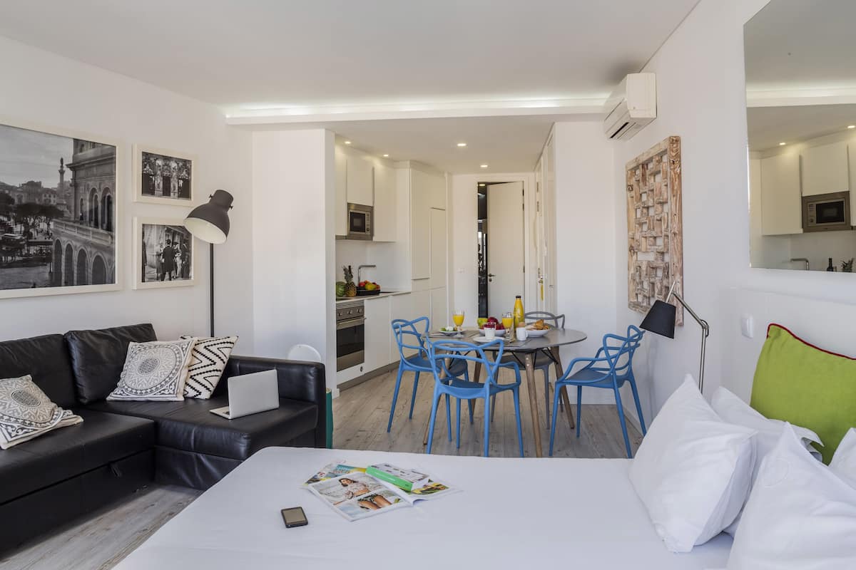 Superior Studio | 1 bedroom, in-room safe, soundproofing, iron/ironing board