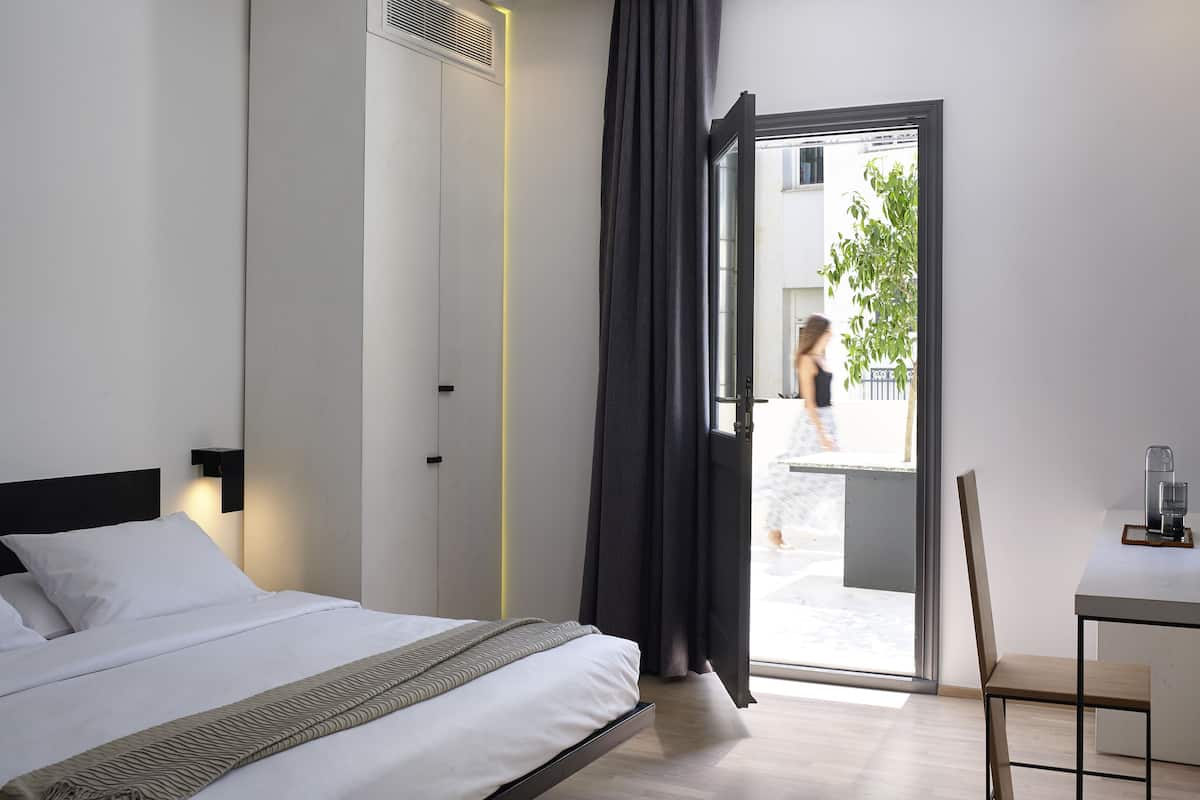 Junior suite, terras, uitzicht op binnenplaats | Luxe beddengoed, een kluis op de kamer, individueel gedecoreerd