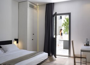 Suíte júnior, terraço, vista para o pátio | Roupas de cama premium, cofres nos quartos, individualmente decorados