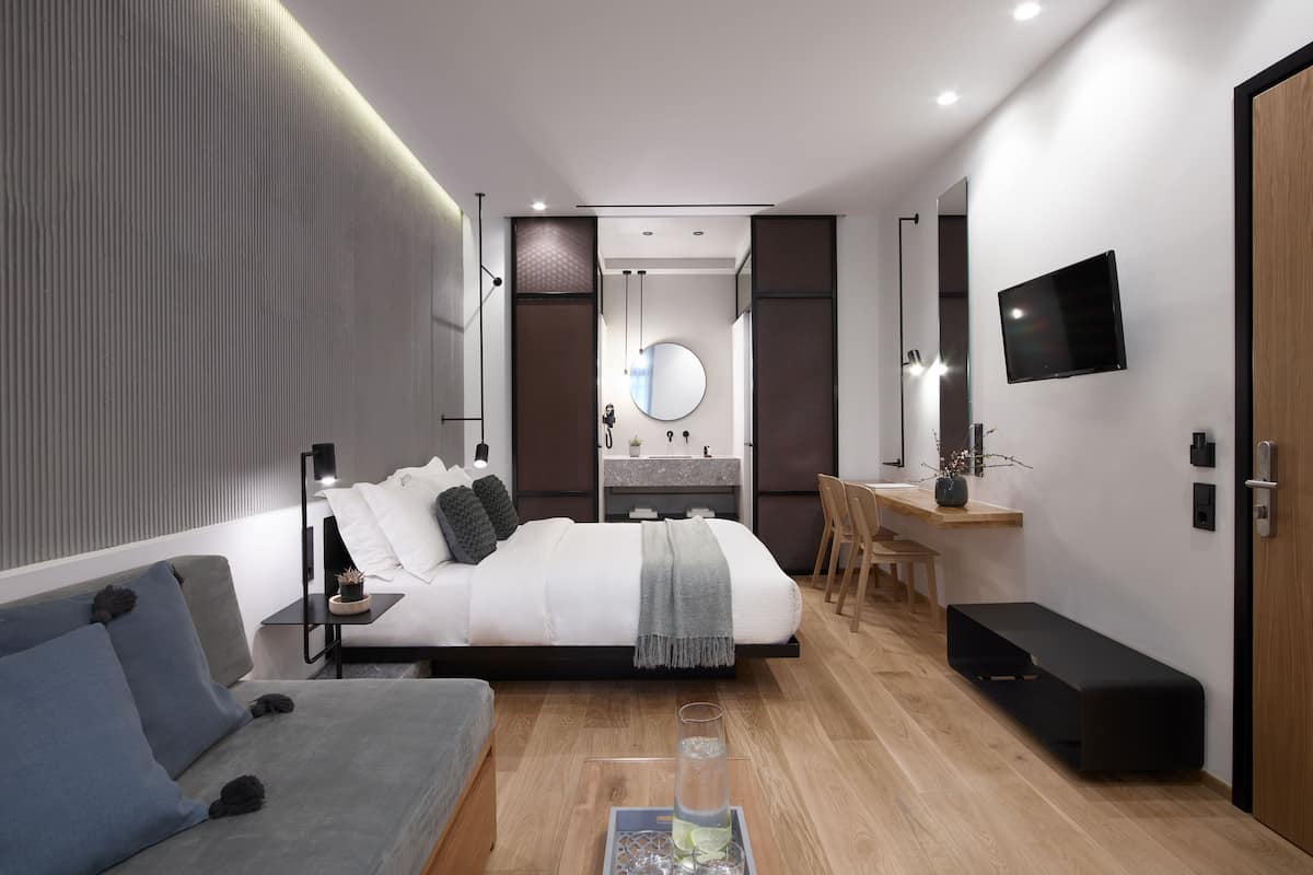 junior suite, courtyard view | premium bedding, in-room safe, individually decorated