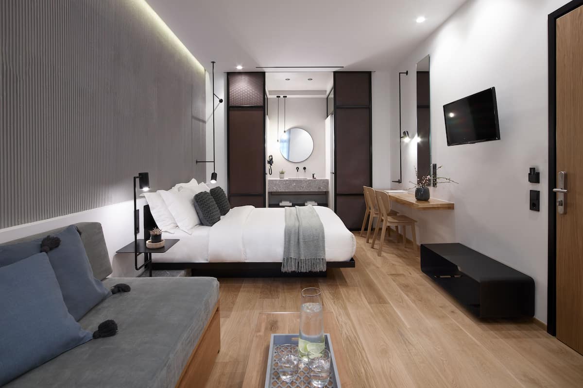 Junior suite, uitzicht op binnenplaats | Luxe beddengoed, een kluis op de kamer, individueel gedecoreerd