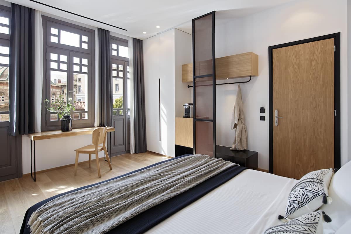 Deluxe kamer, uitzicht op stad | Luxe beddengoed, een kluis op de kamer, individueel gedecoreerd