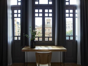 Quarto luxo, vista para a cidade | Roupas de cama premium, cofres nos quartos, individualmente decorados