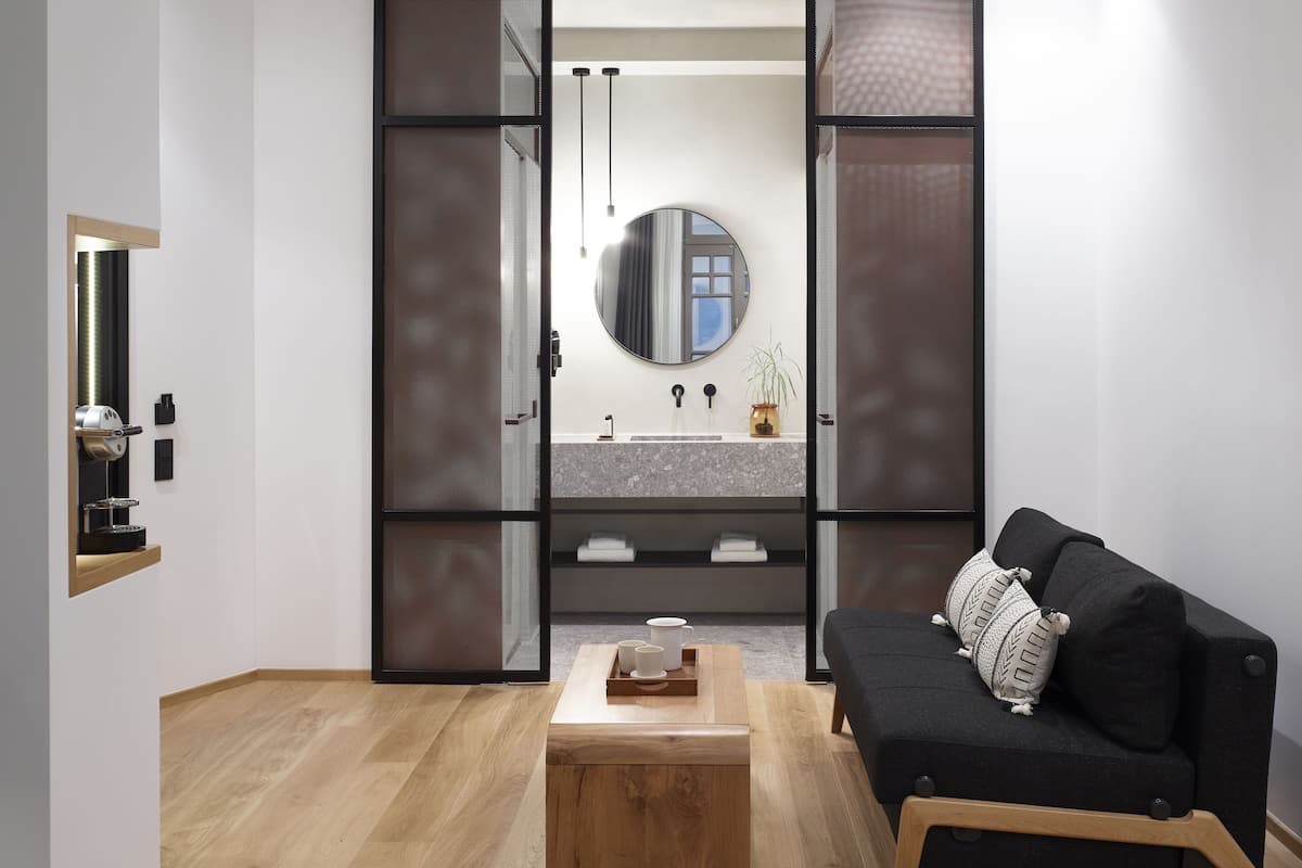 junior suite, courtyard view | premium bedding, in-room safe, individually decorated