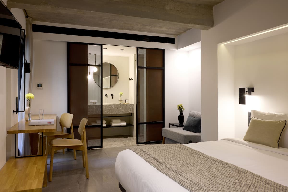 Semi Ground Floor Classic Room | Luxe beddengoed, een kluis op de kamer, individueel gedecoreerd