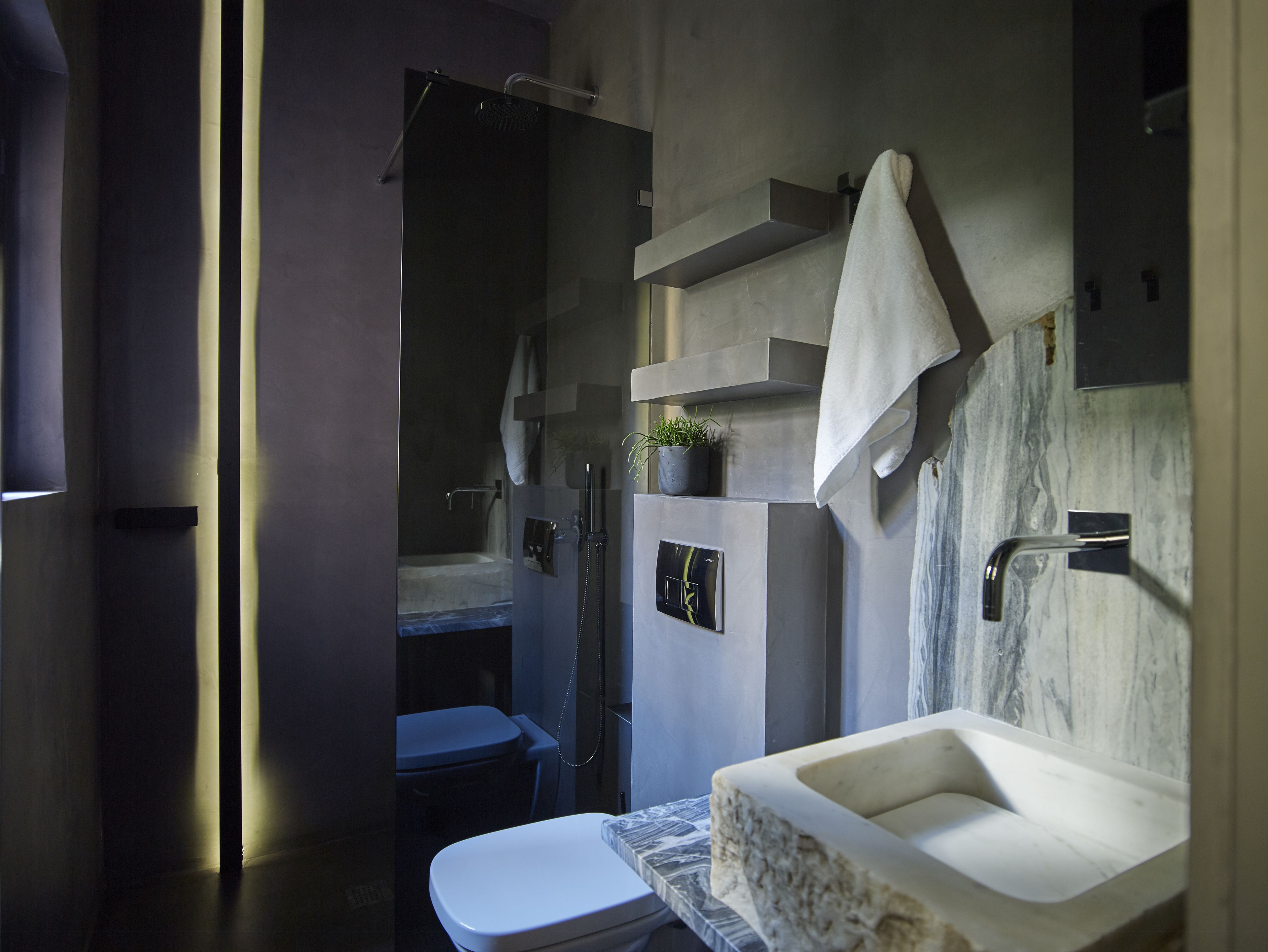 classic room | bathroom | shower, free toiletries, hair dryer, bathrobes