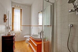 Villa – panorama, 4 soverom (Casa Gabriella) | Bad | Dusj, bidé og håndklær