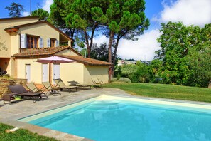 Utendørsbasseng og et basseng på takterrassen