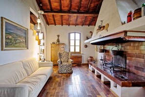 Panoramic-Villa, 4 Schlafzimmer (Casa Gabriella) | Wohnzimmer | Flachbildfernseher, Kamin