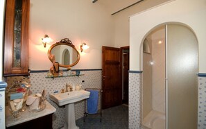 Vila Panorama, 5 kamar tidur, kolam renang pribadi (Angelica) | Kamar mandi | Shower, perlengkapan mandi gratis, pengering rambut, dan kloset