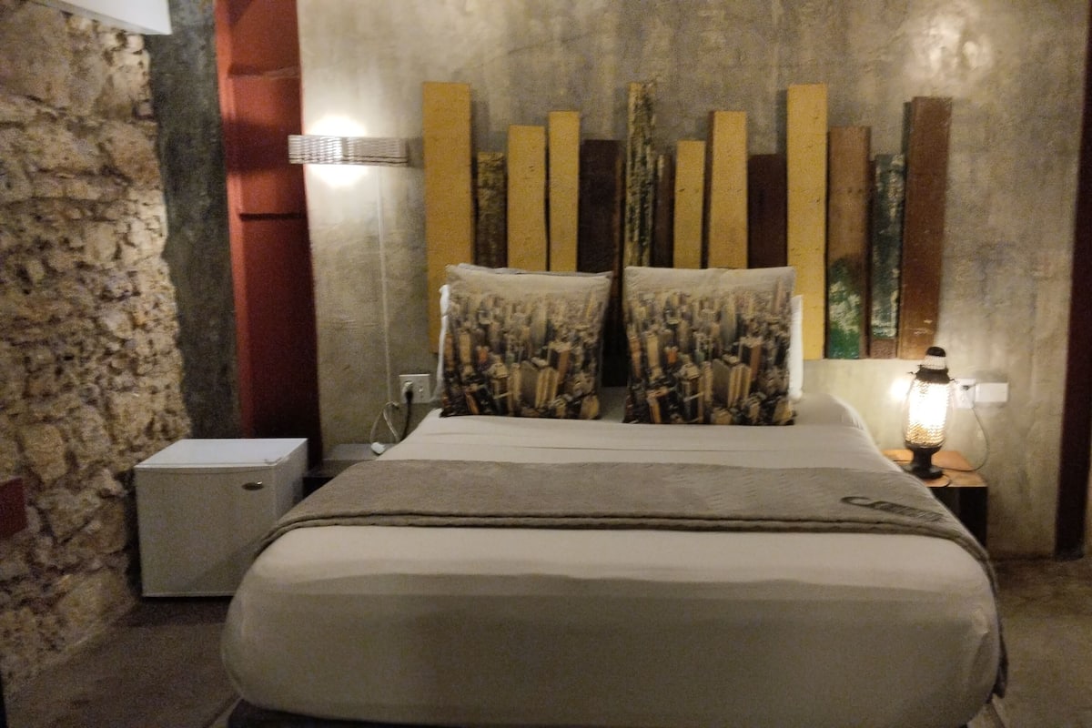 Deluxe Queen, Internal View | Minibar, in-room safe, desk, free WiFi