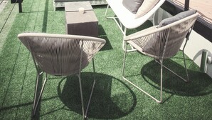 Una terrazza sul tetto con vista sullo skyline della città, una piscina e un'area relax all'aperto.