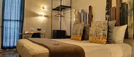 Superior kamer, balkon | Een minibar, een kluis op de kamer, een bureau, gratis wifi