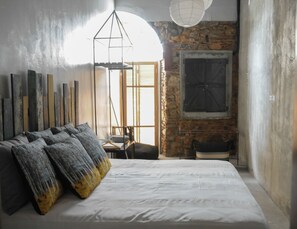 Minibar, caja fuerte, escritorio y wifi gratis