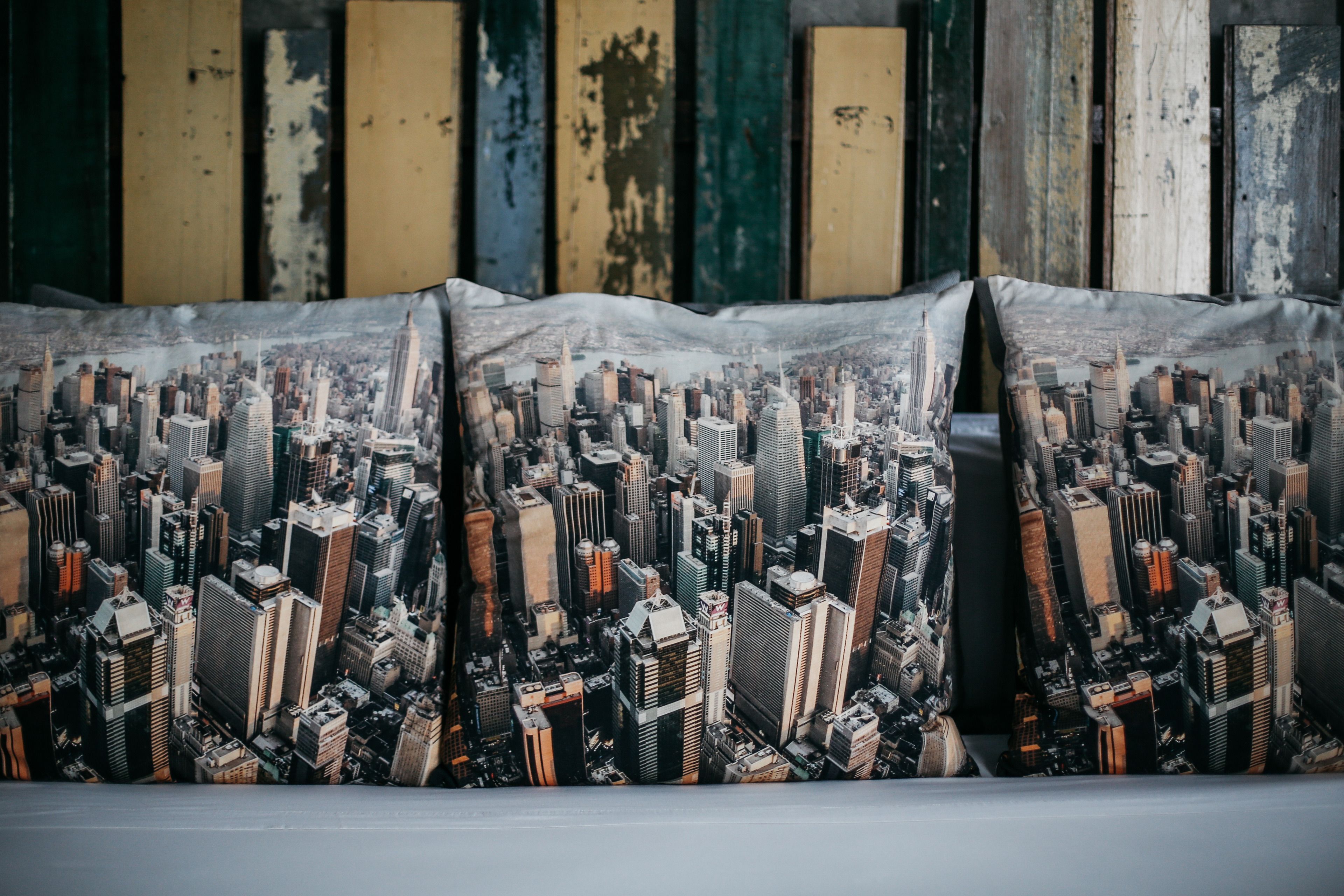 Una hilera de almohadas con estampado de paisaje urbano.